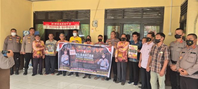 
					BERSAMA : Kapolsek Kurun Ipda Dhafi Kurnia Yudistira, S,Tr.K, didampingi Kasat Binmas Polres Gumas AKP Edy Sudarmanto, dan personel BKO Pasis SIP Setukpa Satgas Edukasi Polres Gumas, berfoto bersama dengan masyarakat, usai kegiatan sosialisasi pencegahan dan penanganan karhutla, di Aula Kantor Kelurahan Kuala Kurun, Kecamatan Kurun, Kamis, 3 September 2026.