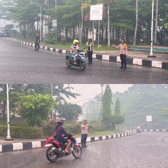 PANTAU : Kapolres Gumas AKBP Arum Sari Puspita Dewi, S.H, S.I.K, M.A, memantau pengaturan lalu lintas yang dilakukan personel Polres Gumas, Senin, 19 Oktober 2026 pagi.