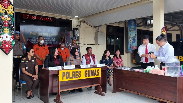 PEMUSNAHAN : Kapolres Gumas AKBP Arum Sari Puspita Dewi, S.H, S.I.K, M.A dan Kasatresnarkoba AKP Sutrisno, S.Sos, M.H, melakukan pemusnahan barang bukti sabu, di halaman polres setempat, Kamis, 1 Oktober 2026.