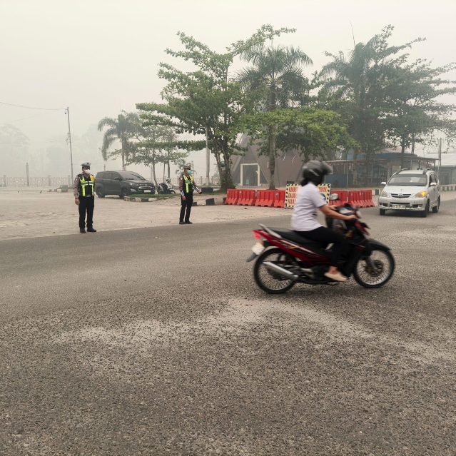 Polres Gunung Mas Hadir di Titik Rawan, Pastikan Lalu Lintas Pagi Aman dan Lancar