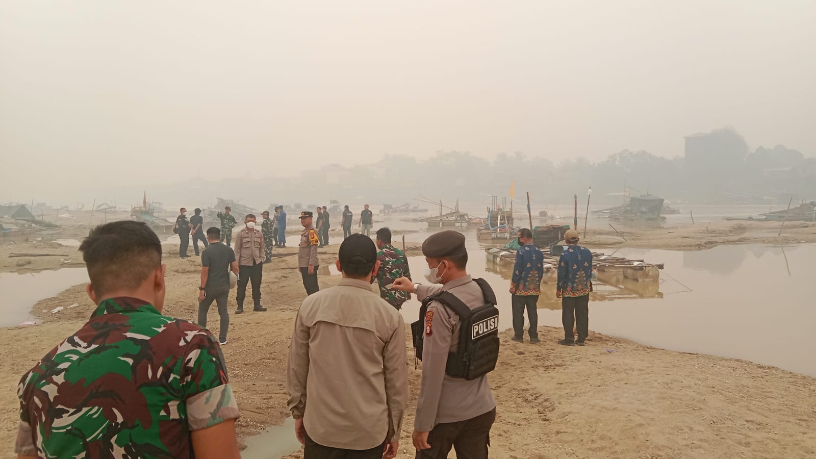 FOTO : Suasana saat Polres dan Tim Gabungan melaksanakan kegiatan sosialisasi di kawasan bawah Jembatan Sei Katingan.