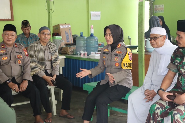 BERBINCANG : Kapolres Gumas AKBP Arum Sari Puspita Dewi, S.H, S.I.K, M.A, ketika berbincang dengan warga pada kegiatan jumling, Jumat, 16 Oktober 2026.