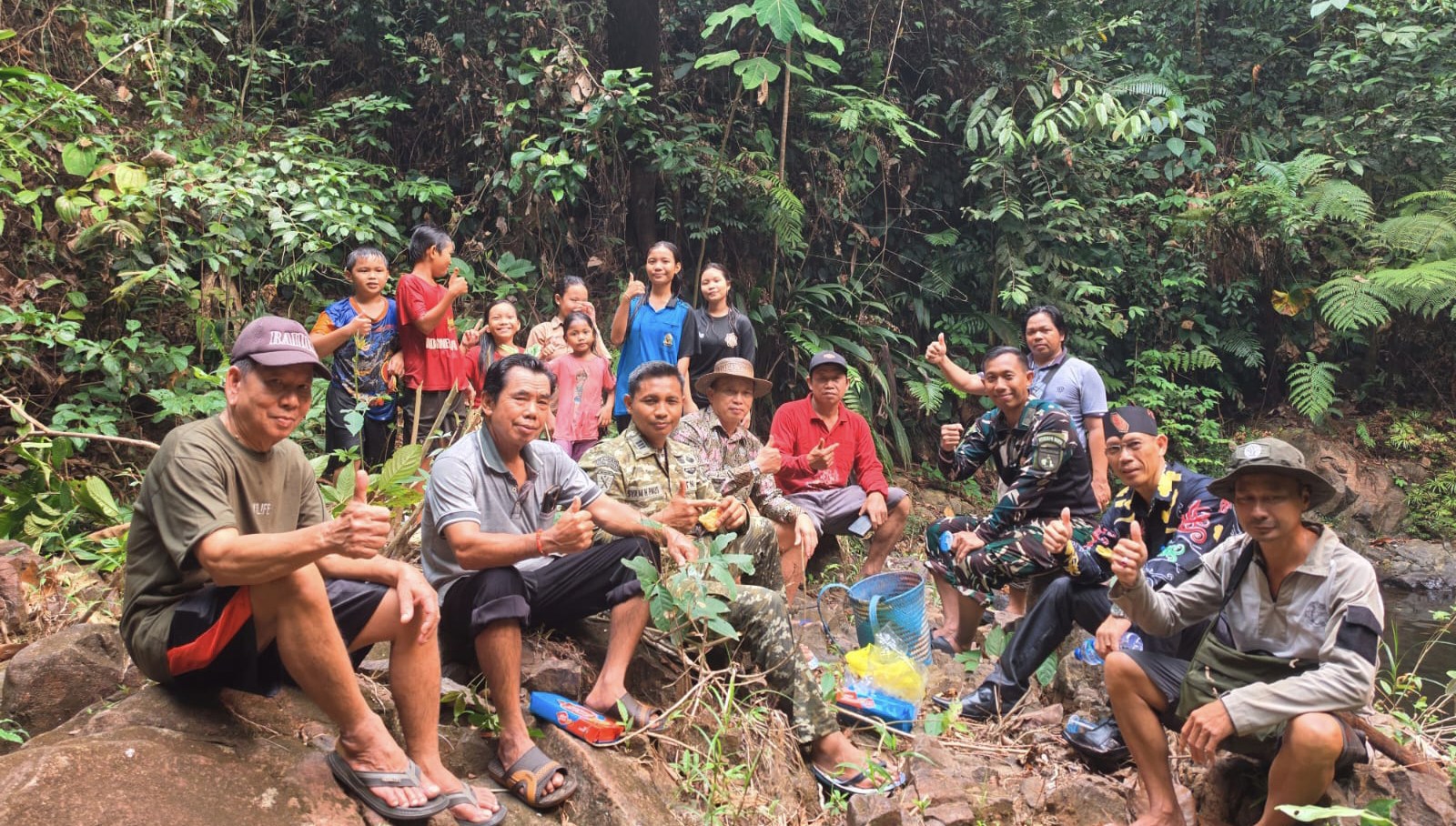 FOTO : Dandim dan jajaran serta masyarakat turun langsung meninjau lokasi pembangunan PLTMH, di Desa Tumbang Habangoi, Kecamatan Petak Malai.
