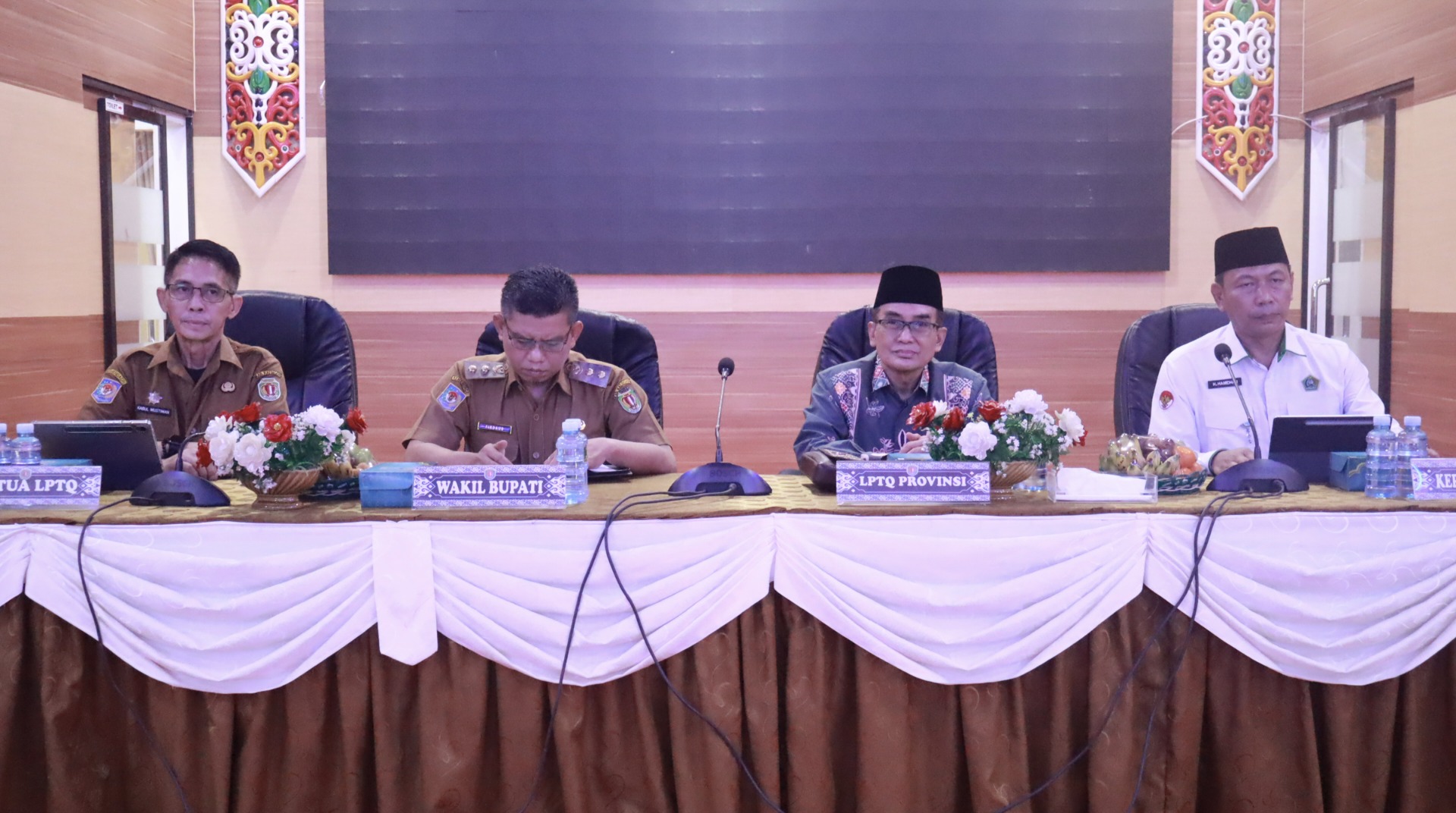 FOTO : Wabup Katingan Firdaus, memimpin langsung kegiatan rapat di aula BKAD setempat.