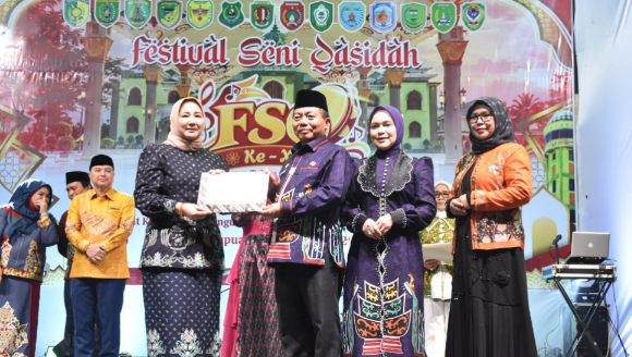 FOTO : Ketua DPD LASQI Nusantara Jaya Kabupaten Katingan, Endang Susilawatie saat menerima piagam penghargaan pada penutupan FSQ) XII Tingkat Kalteng, di Kuala Kapuas.