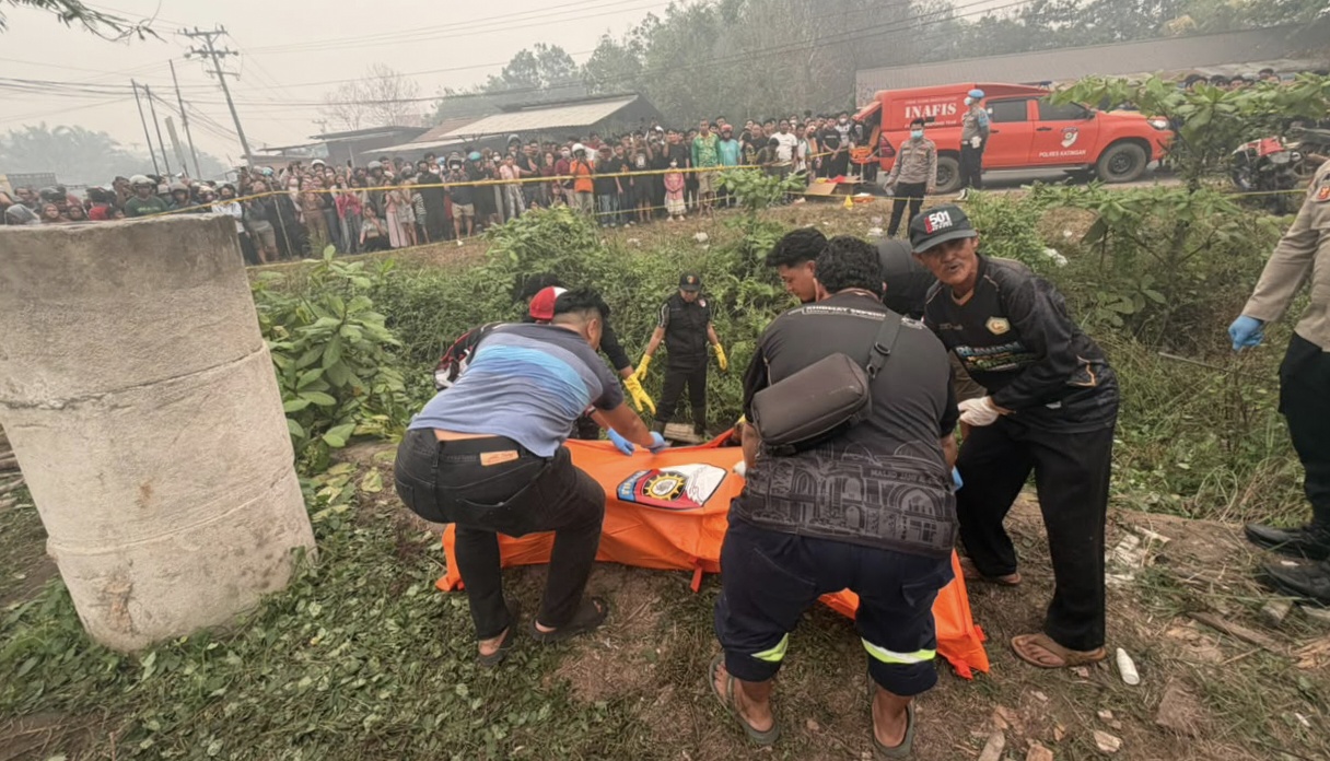 FOTO : Jenazah Korban dan motor saat di evakuasi oleh kepolisian dibantu warga setempat.